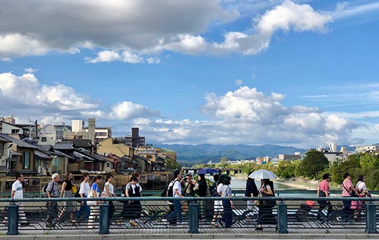 sur le pont de Kyoto